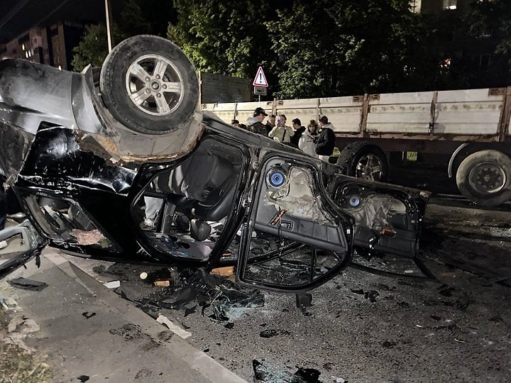 Машина ТЦК, которую перевернули во время протестов во Львове. Обложка © Telegram / Новини: Україна