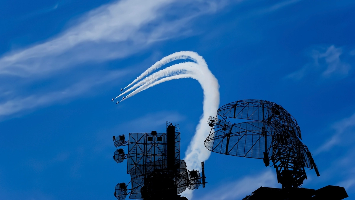 Обложка © Shutterstock / FOTODOM / VLADJ55