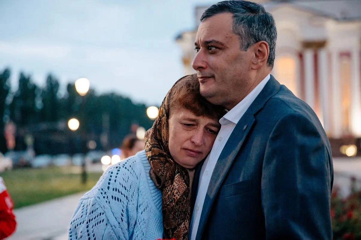 В Курске прошла панихида по жертвам удара по пляжу в 2025 году. Фото © Telegram / Александр Хинштейн
