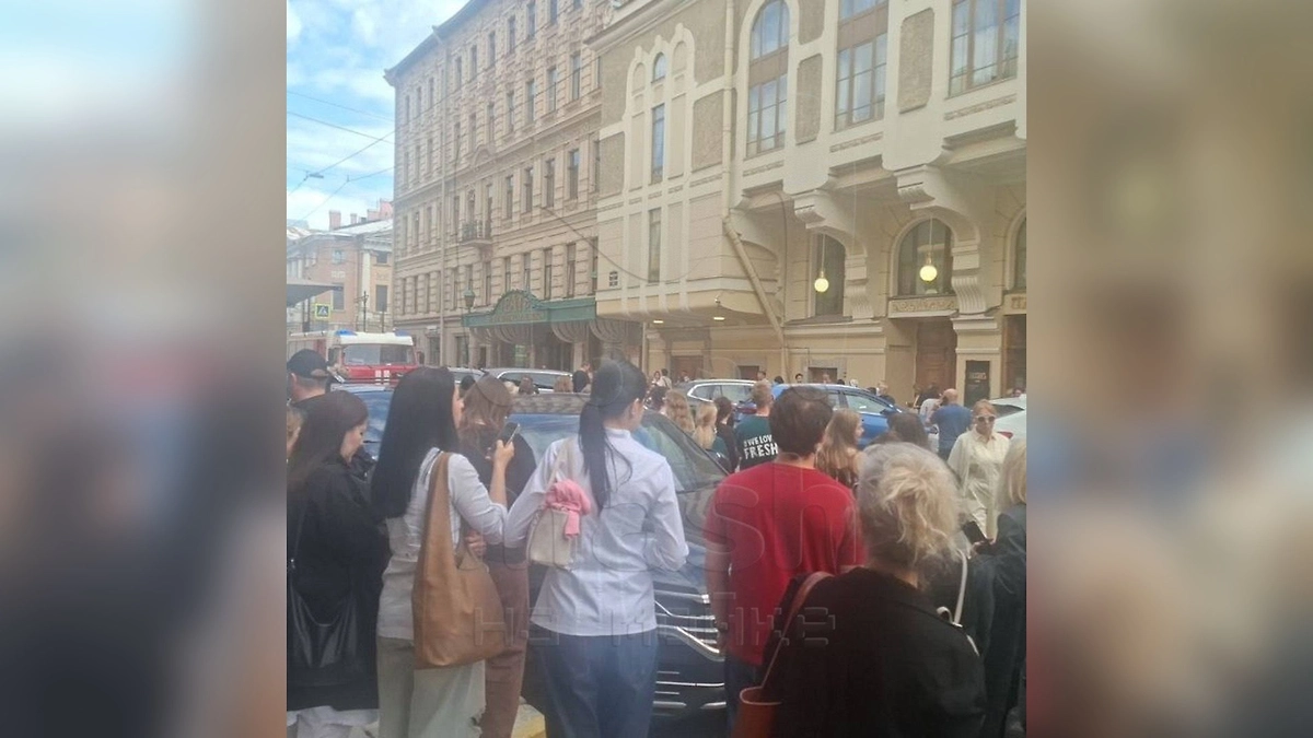 Люди, эвакуированные из ТЦ «Пассаж» в Петербурге после пожара в театре имени В. Ф. Комиссаржевской. Фото © «Mash на Мойке»