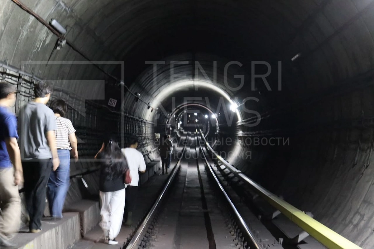 Жители Алма-Аты застряли в метро из-за отключения света. Фото © TengriNews