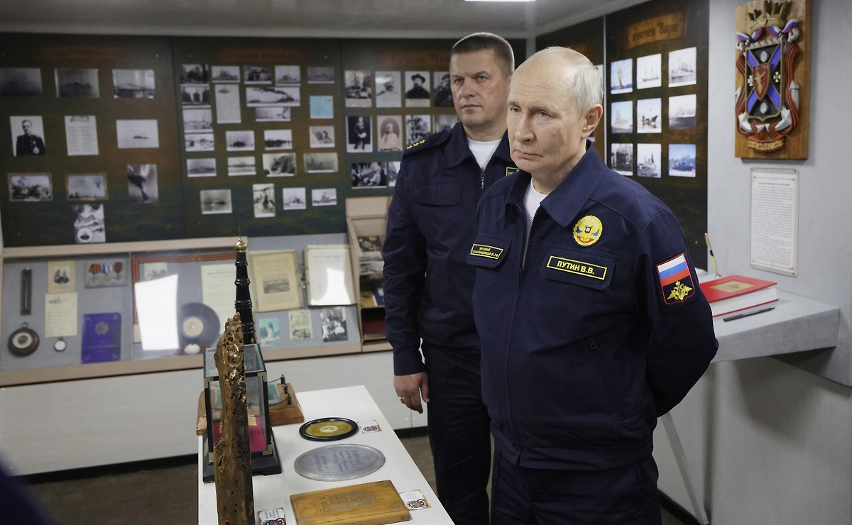 Путин с командующим ТОФ Виктором Лииной. Обложка © kremlin.ru