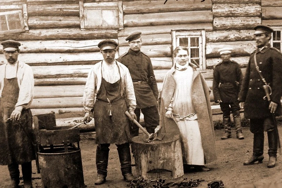 Заковка Соньки Золотой Ручки. Фото © Wikipedia / Павловский И.И.