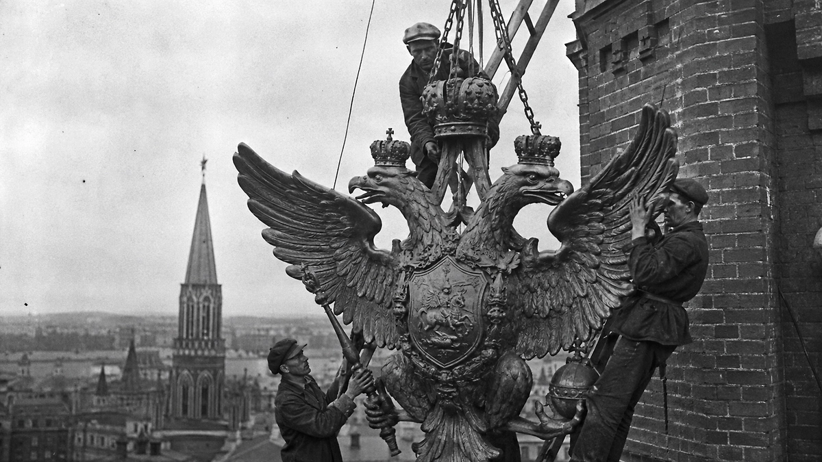 Замена орлов на звёзды на башнях Кремля: история 23 августа 1935 года. ИИ-иллюстрация: создано редакцией Life.ru с использованием ChatGPT (OpenAI)