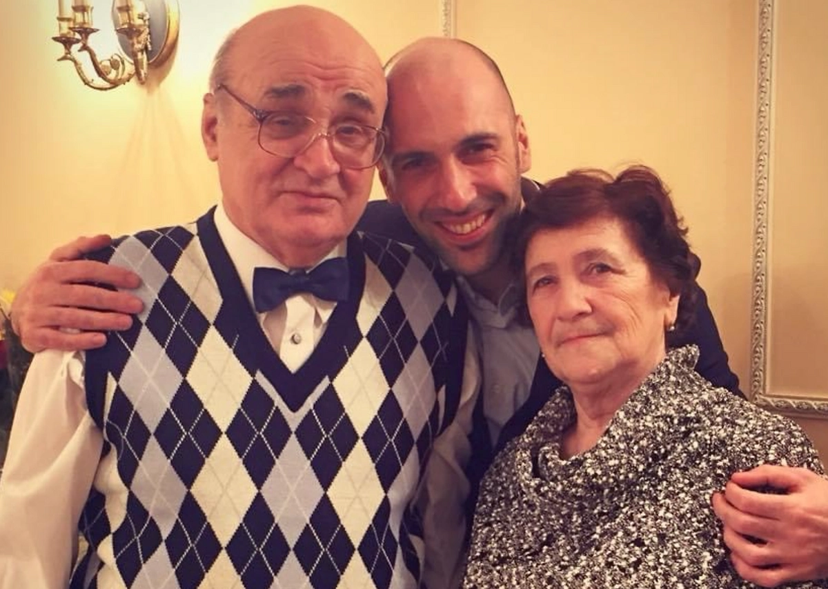 Евгений с родителями. Фото © Instagram (признан экстремистской организацией и запрещён на территории Российской Федерации)/ e_papunaishvili