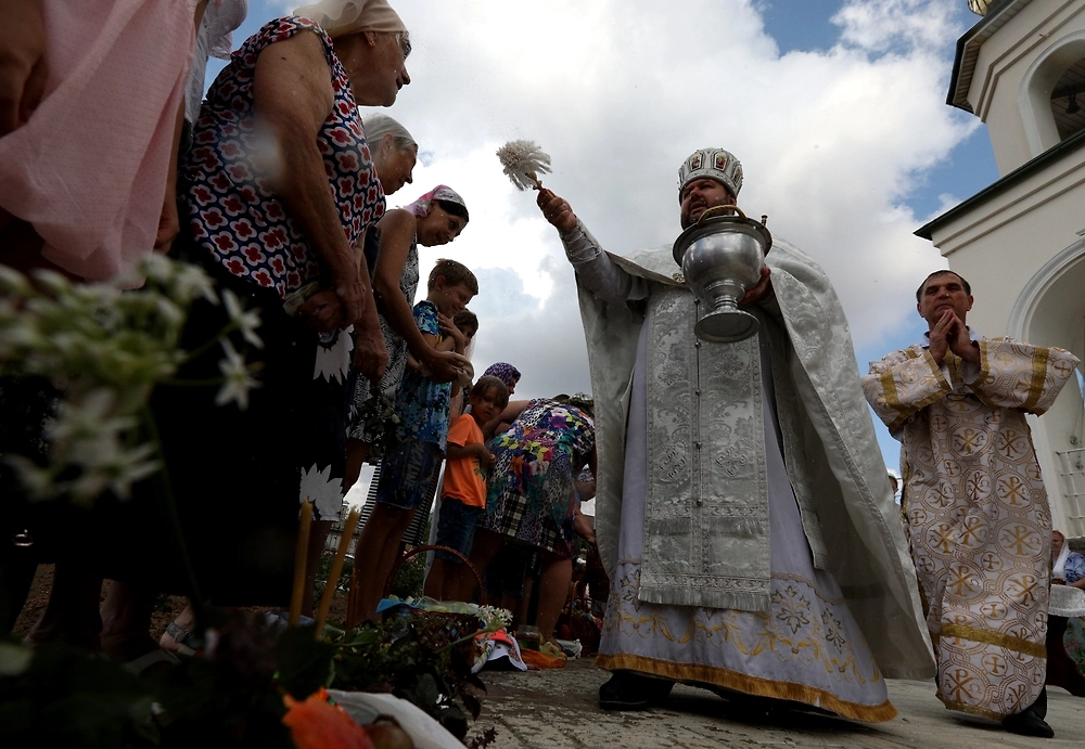 Как проходит освящение яблок в храме 19 августа. Фото © Shutterstock / FOTODOM / Alexey Pavlishak