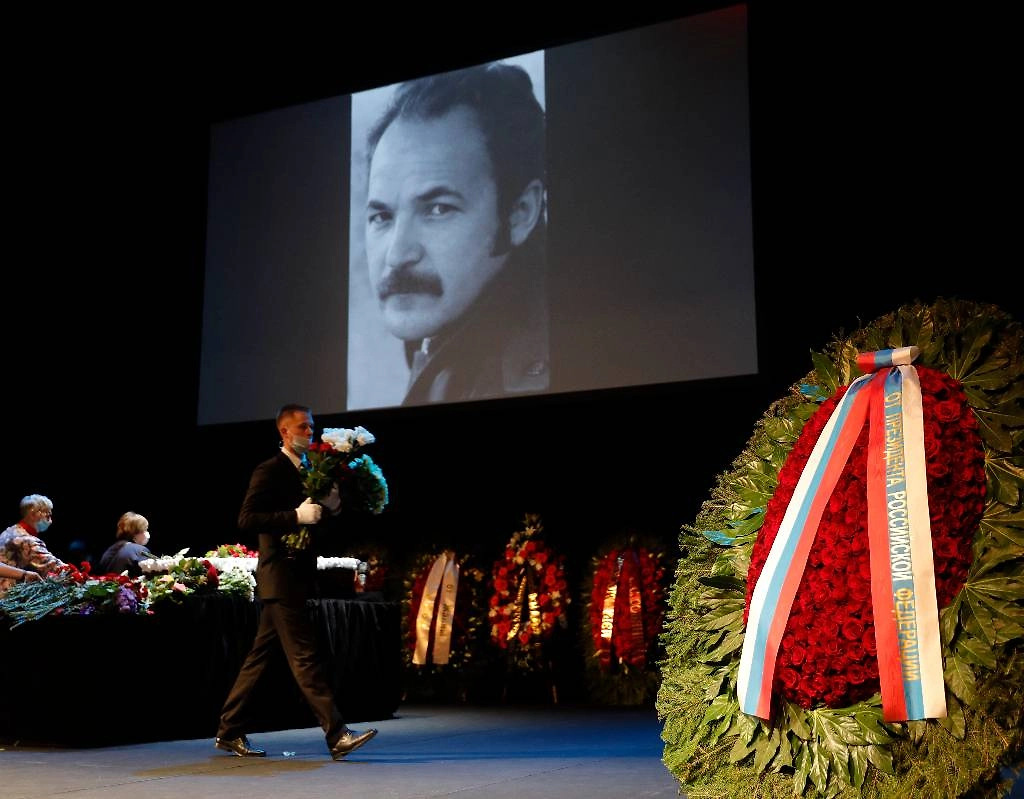 Церемония прощания с Николаем Губенко в театре «Содружество актеров Таганки». Справа - венок от президента России Владимира Путина. Фото © Михаил Джапаридзе/ТАСС