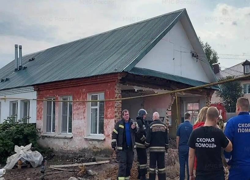 Место обрушения стены под Нижним Новгородом. Обложка © 52.mchs.gov.ru