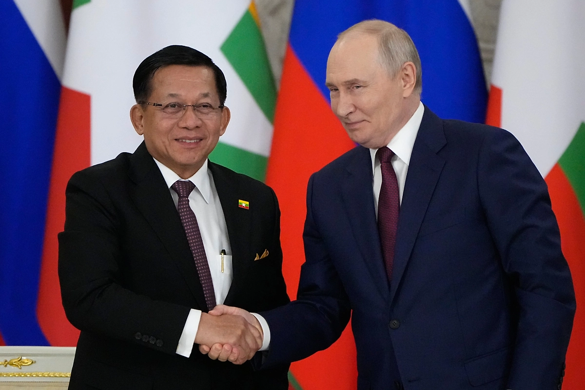 Президент РФ Владимир Путин и президент Мьянмы Мин Аун Хлайн во время встречи в Кремле. Фото © ТАСС / AP / Alexander Zemlianichenko