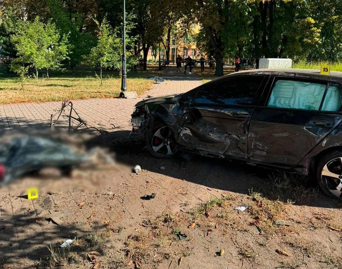 Погибший человек и повреждённая машина. Фото © Полиция Украины