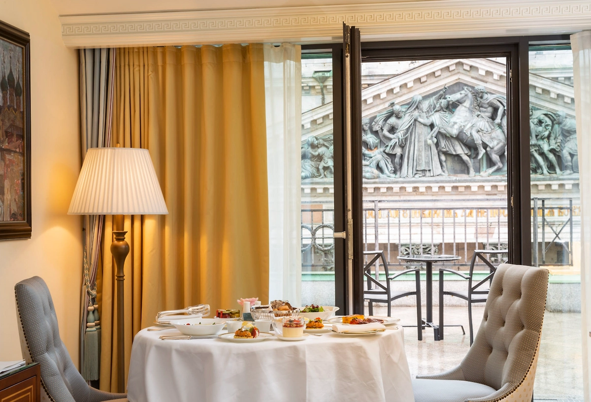 Терраса с центральным видом на Исаакиевский собор. Фото © Four Seasons Lion Palace St. Petersburg
