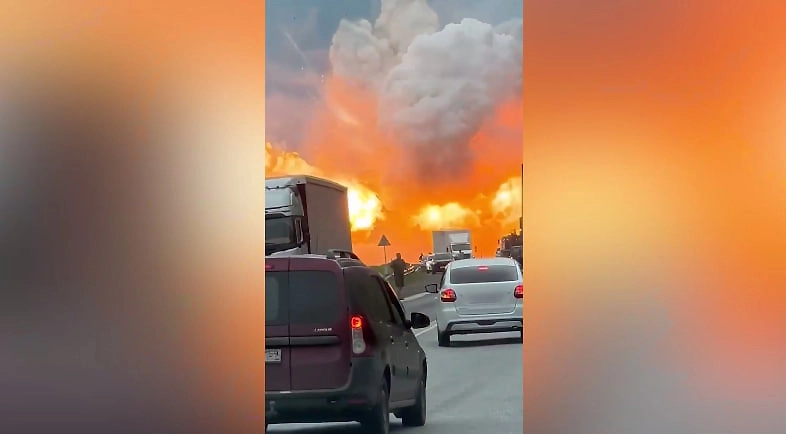 В Пермском крае фура загорелась и взорвалась. Обложка © Telegram / Пермь с огоньком