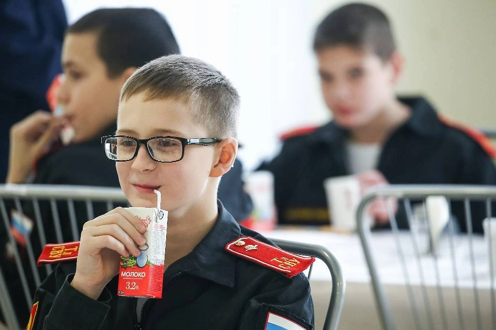 Воспитанники Тульского суворовского военного училища в столовой. Фото © Александр Рюмин/ТАСС 