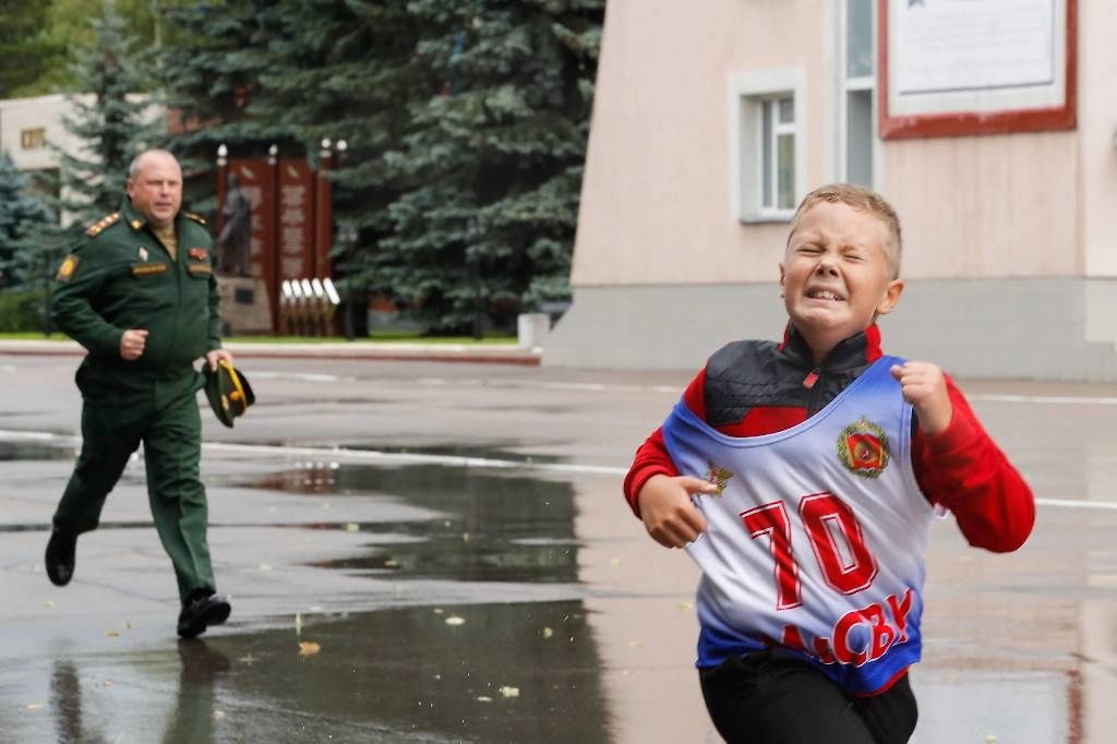 Участник конкурсных вступительных испытаний на поступление в Московское суворовское военное училище во время сдачи нормативов по физической подготовке. Фото © Сергей Карпухин/ТАСС
