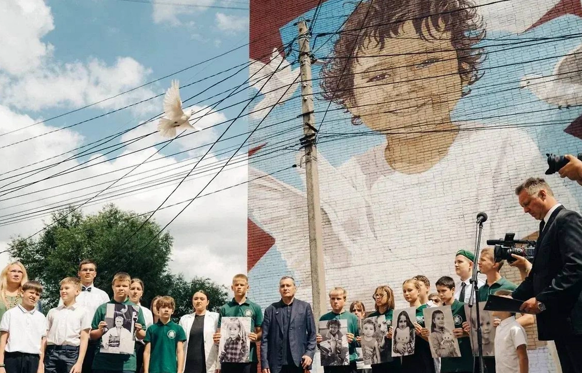 В Курске открыли мурал пятилетнему Толику Минашкину. Фото © Telegram / Александр Хинштейн