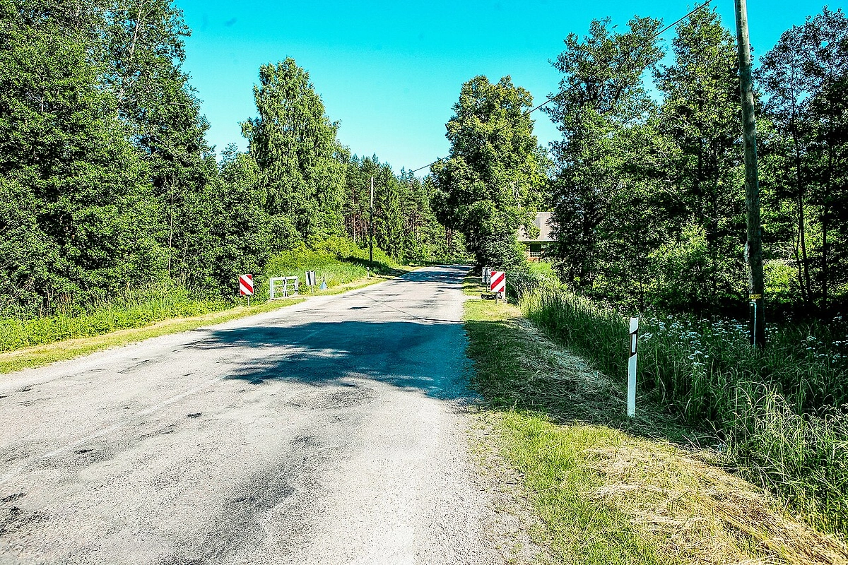 Где погиб Виктор Цой: 35-й километр трассы Слока – Талси. Фото © Wikipedia / Yukabrother