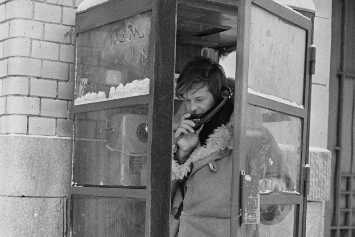 Музыкант Борис Гребенщиков разговаривает по телефону-автомату, 1987 год. Фото © ТАСС / Иван Куртов