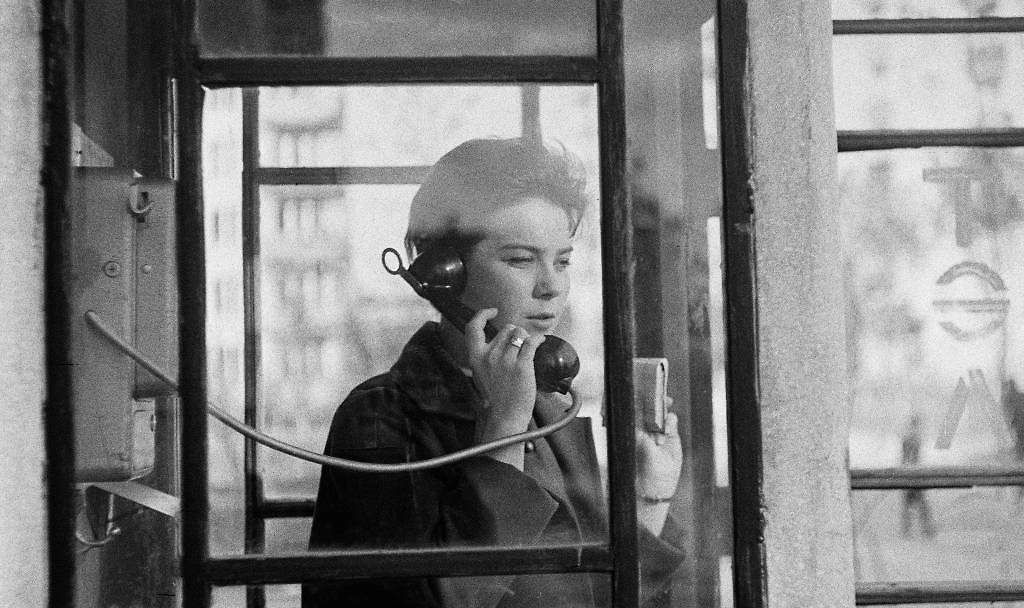 Актриса Лариса Голубкина разговаривает по телефону-автомату, 1965 год.  Фото © ТАСС / Валерий Генде-Роте, Борис Трепетов 
