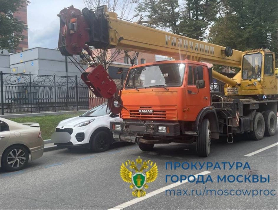 Автокран, совершивший наезд на Екатерину Чаковскую. Фото © Telegram / ПРОКУРАТУРА МОСКВЫ