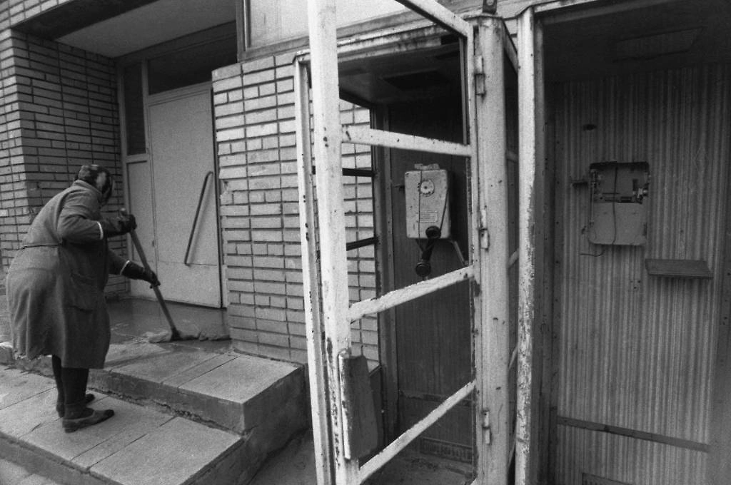 Открытые телефонные будки во дворе жилого дома, Подольск, 1990 год. Фото © ТАСС / Сергей Мамонтов 