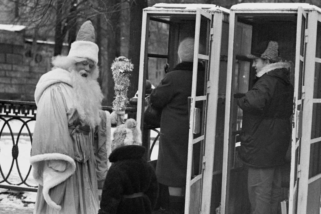 Дед Мороз у телефонных автоматов на предновогодних гуляньях, 1990 год. Фото © ТАСС / Беляков С.