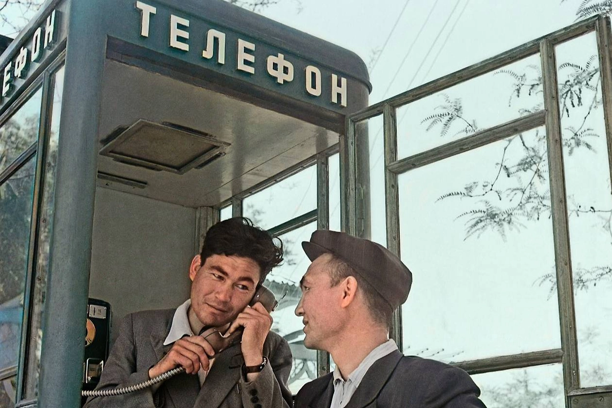 Классическая телефонная будка, в которой люди разговаривали по очереди годами. Фото © ТАСС