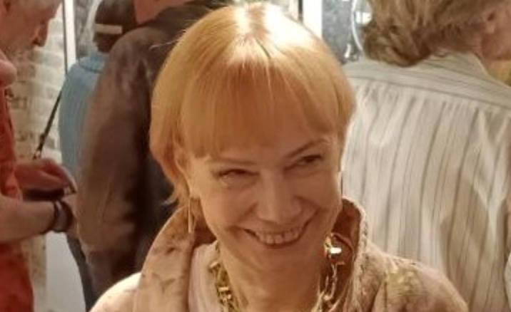 Людмила Телень выглядит непринуждённо. На публичном мероприятии. Фото © Facebook (признан экстремистской организацией и запрещён на территории Российской Федерации) / yumashka