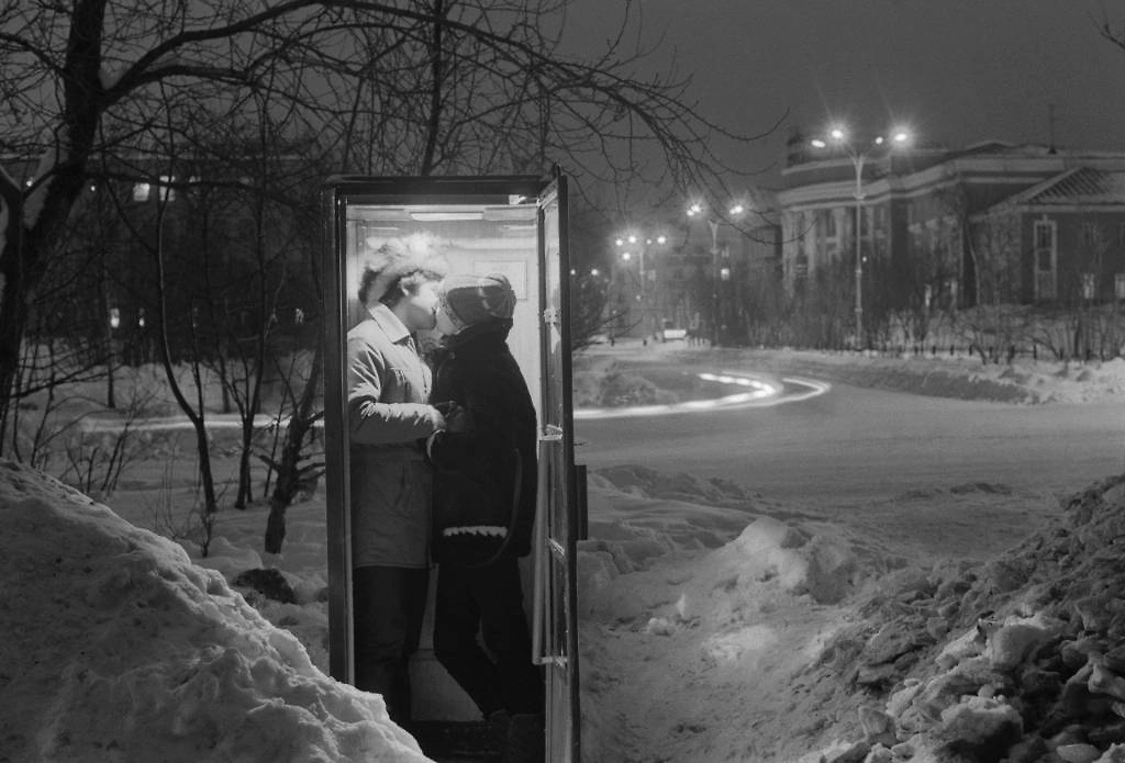 Ночная телефонная будка на улице Мурманска, 1984 год. Фото © ТАСС / Семён Майстерман, Анатолий Морковкин 