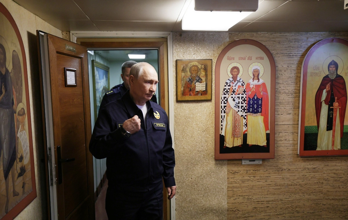 Владимир Путин на борту «Варяга». Обложка © kremlin.ru