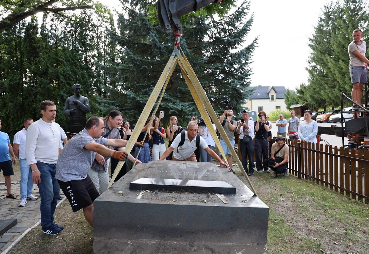 Памятник основателю ОУН* Коновальцу перевезли из Роттердама на Украину. Обложка © Telegram / Максим Козицький