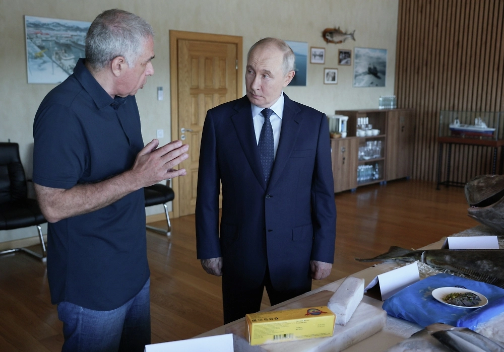 Президент России Владимир Путин посещает рыбоперерабатывающий комплекс «Ясный» на острове Итуруп. Обложка © РИА Новости / Гавриил Григоров