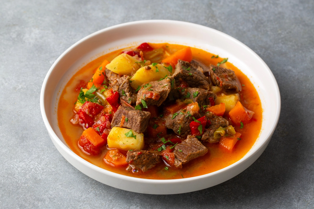 Вкуснейший гуляш из говядины — рецепт. Фото © Shutterstock / FOTODOM / Esin Deniz