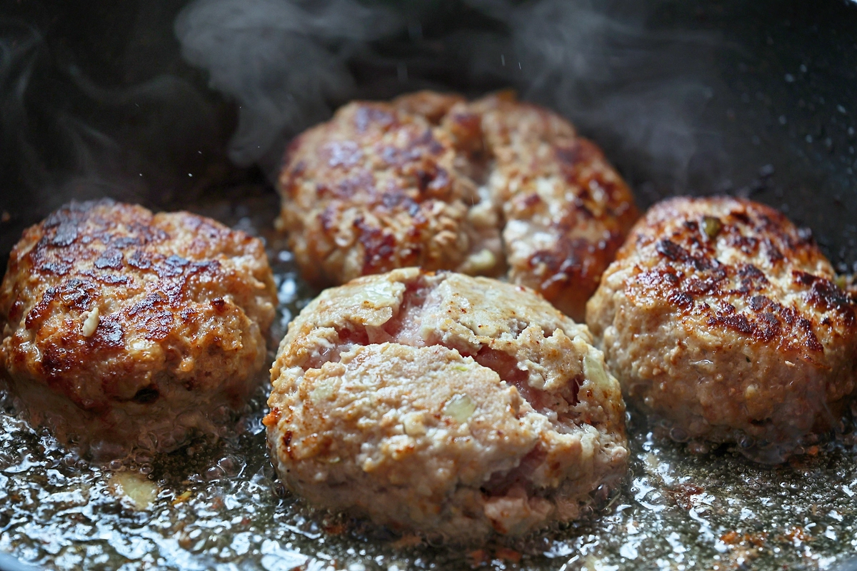 Ароматные котлеты из мясного фарша — простой и быстрый рецепт. Фото © Shutterstock / FOTODOM / FotoDax