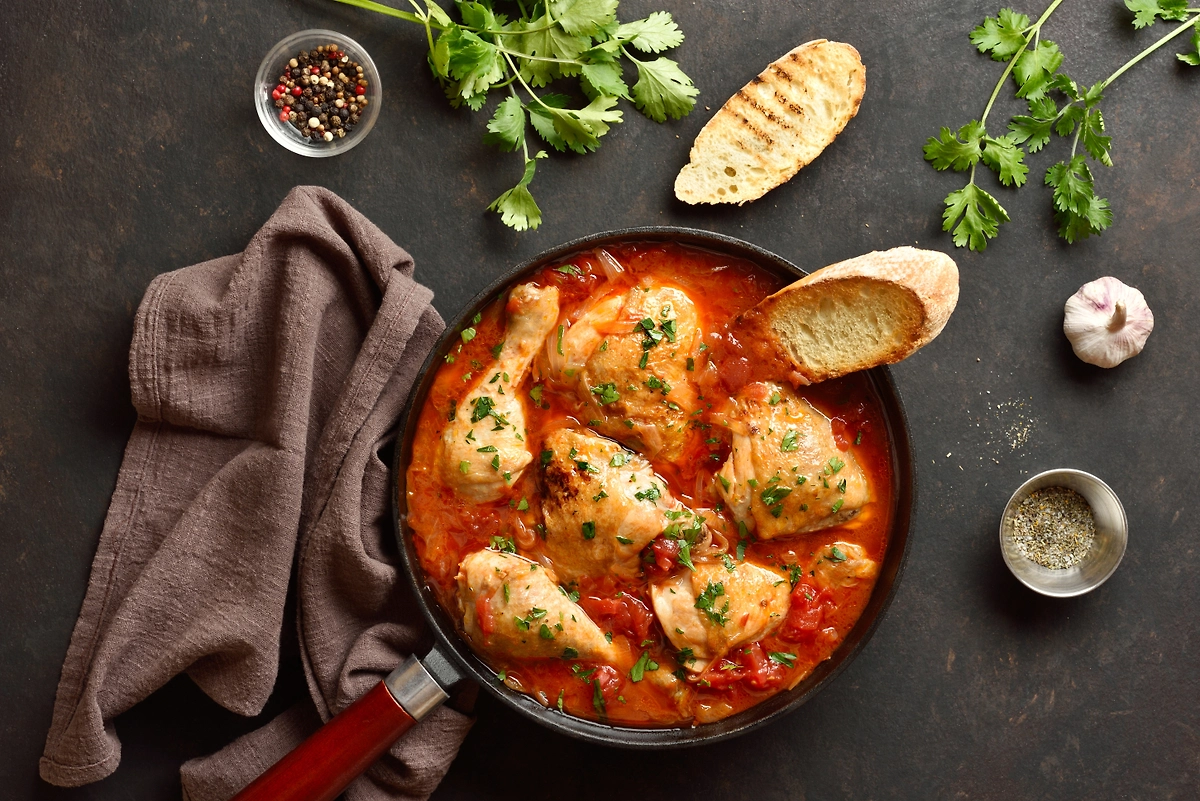 Лучшие блюда из мяса — пошаговые рецепты. Обложка © Shutterstock / FOTODOM / Tatiana Volgutova