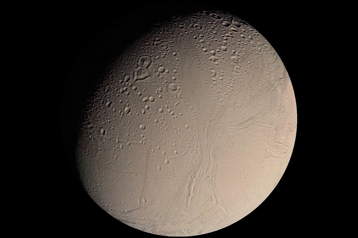Как выглядит спутник Сатурна Энцелад. Фото © Wikipedia / NASA