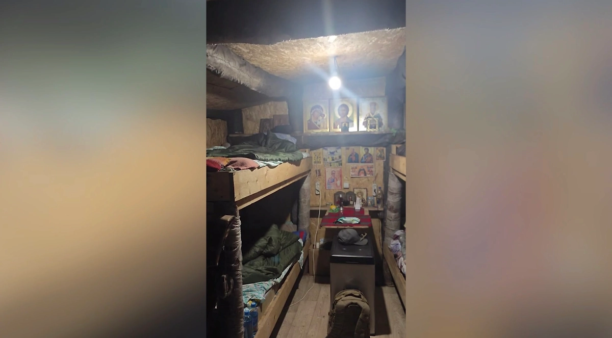 Военный священник протоиерей Димитрий Василенков показал свой быт в блиндаже на передовой. Обложка © Telegram /НА ВОЙНЕ