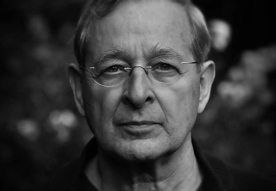 Петер Надаш. Обложка © Wikipedia / Gáspár Stekovics
