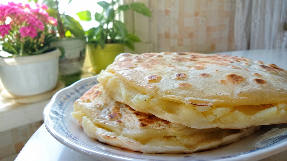 Кыстыбый — жареная лепёшка с картофельной начинкой. ИИ-иллюстрация: создано редакцией Life.ru с использованием ChatGPT (OpenAI) 