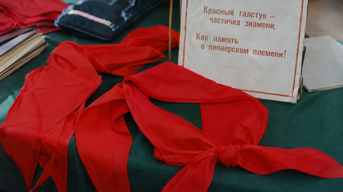 Красный пионерский галстук — символ детства в СССР. Фото © ИИ-иллюстрация: создано редакцией Life.ru с использованием ChatGPT (OpenAI)