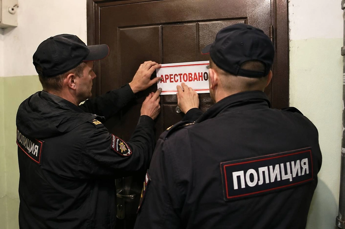 Как теперь будут арестовывать имущество релокантов. ИИ-иллюстрация: создано редакцией Life.ru с использованием ChatGPT (OpenAI) 