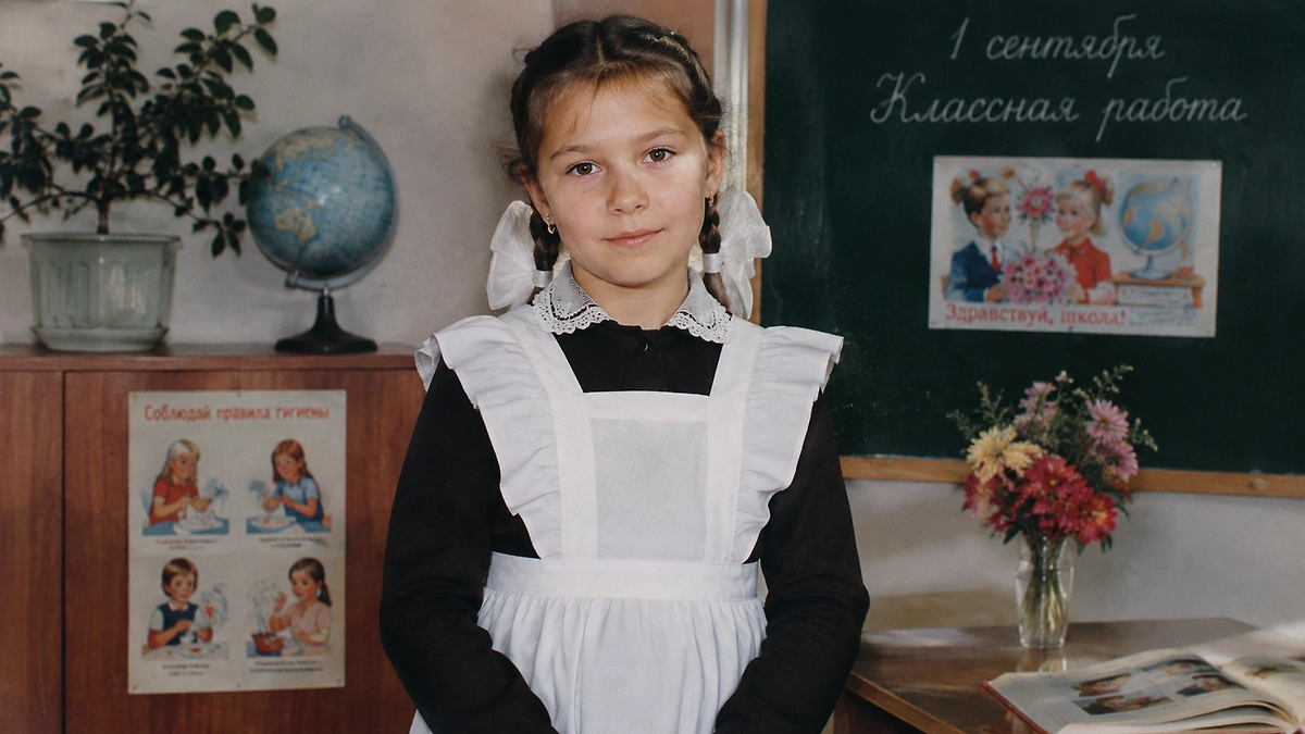 Как выглядела школьная форма девочек в СССР? Фото © ИИ-иллюстрация: создано редакцией Life.ru с использованием ChatGPT (OpenAI)