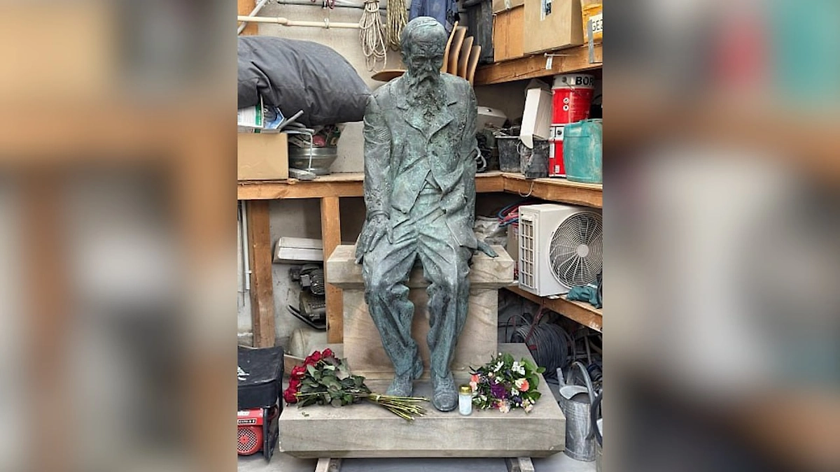 Памятник Достоевскому в Дрездене на хранении. Обложка © Посольство РФ в ФРГ