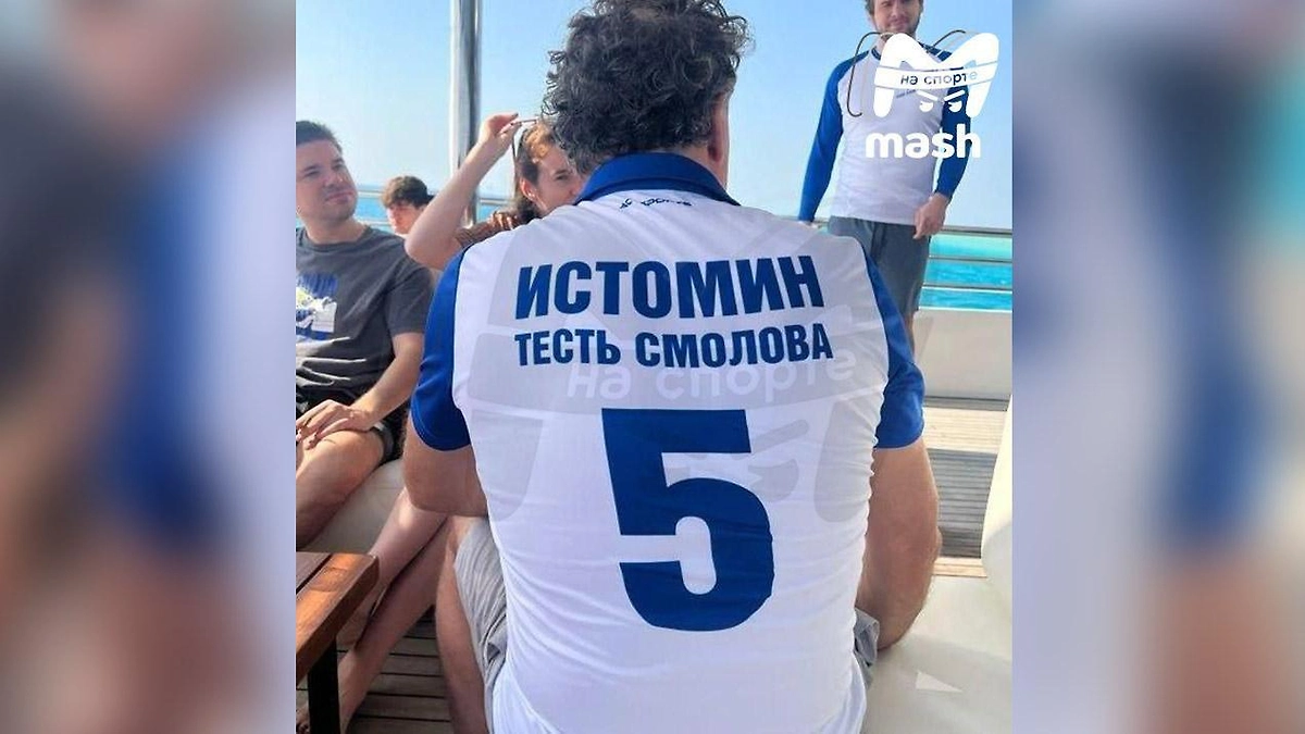 Тесть Смолова в футболке с надписью «Тесть Смолова». Фото © Telegram / Mash на спорте