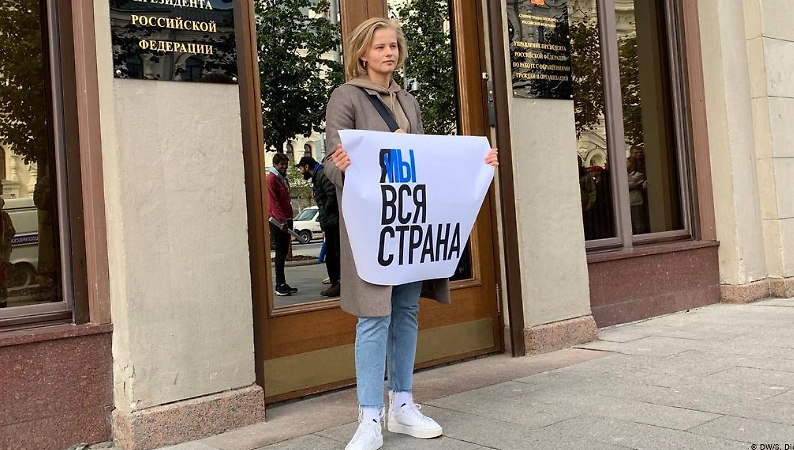 Саша Бортич на пикете у Администрации Президента РФ. Фото © X / DW на русском