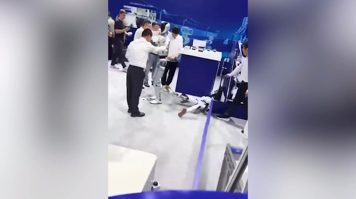 Гуманоидный робот на выставке в Пекине вёл себя, как капризный ребёнок. Обложка © Х / Mario Nawfal