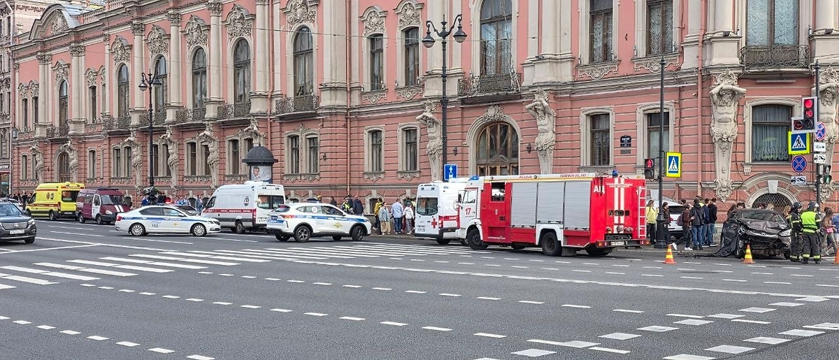 В центре Петербурга столкнулись Hyundai и Audi, пострадали четверо. Фото © Telegram / Мегаполис | ДТП и ЧП | Санкт-Петербург | Питер