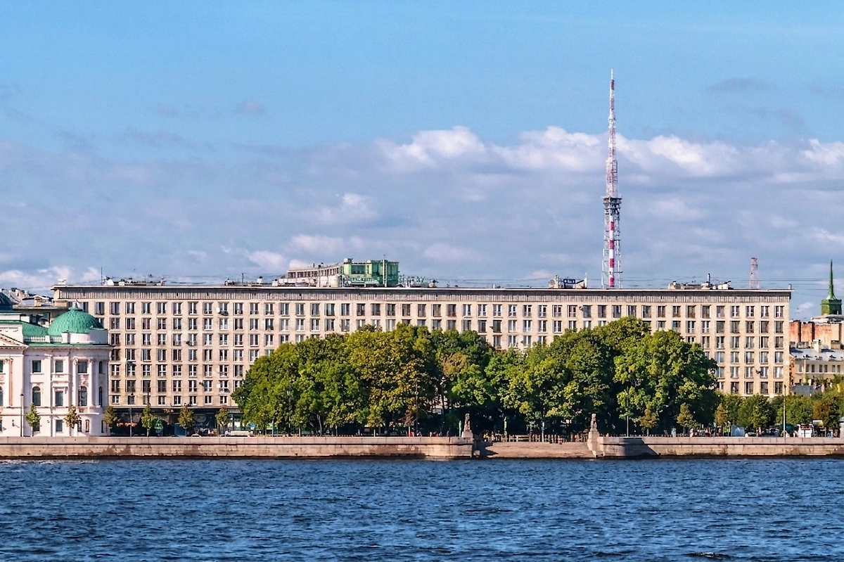 Дворянское гнездо на Петровской набережной в Петербурге. Фото © Wikipedia / Alex 'Florstein' Fedorov