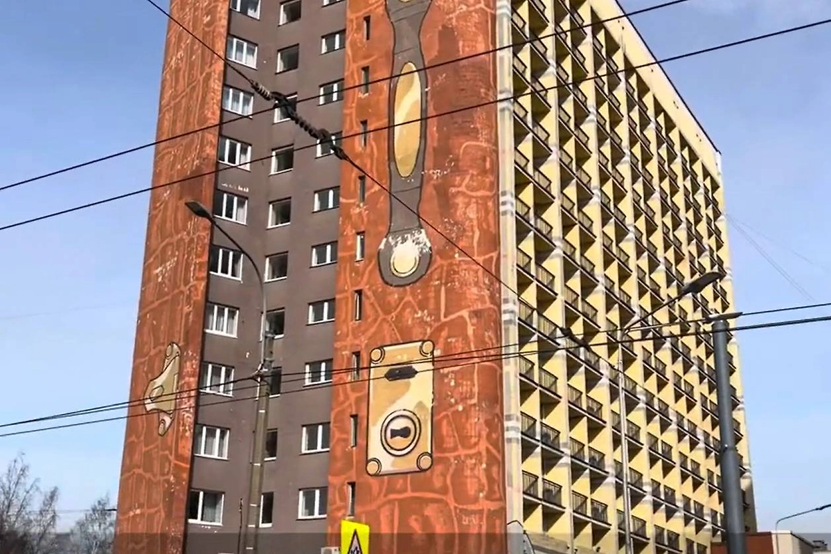 Гостиница «Карелия»: дом-чемодан с муралом из Книги рекордов Гиннесса. Фото © YouTube / ТАРИ ТУР