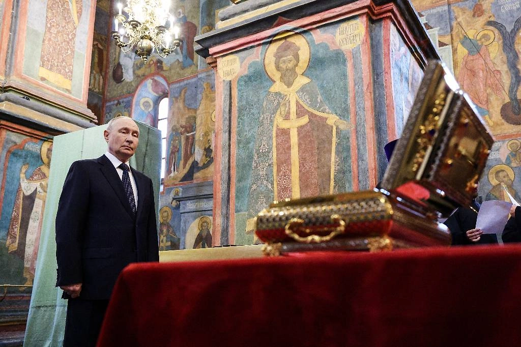 Владимир Путин у мощей Дмитрия Донского. Обложка © ТАСС / Вячеслав Прокофьев