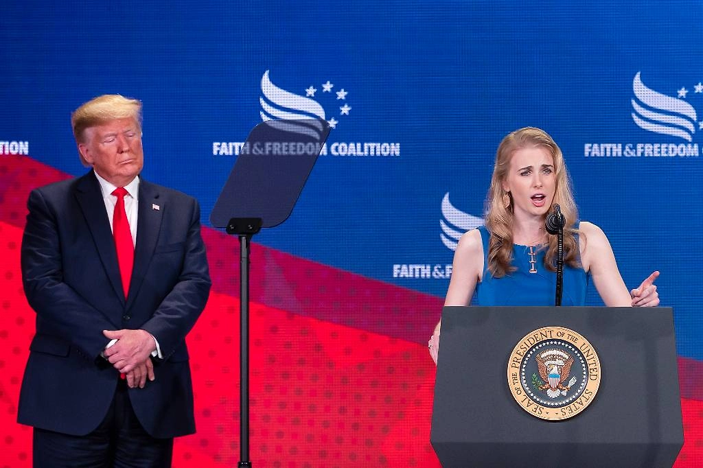 Натали Харп выступает на мероприятии в присутствии Дональда Трампа — ещё до работы в Белом доме она публично рассказывала о своей поддержке политика. 
Фото © EPA/ERIK S. LESSER 